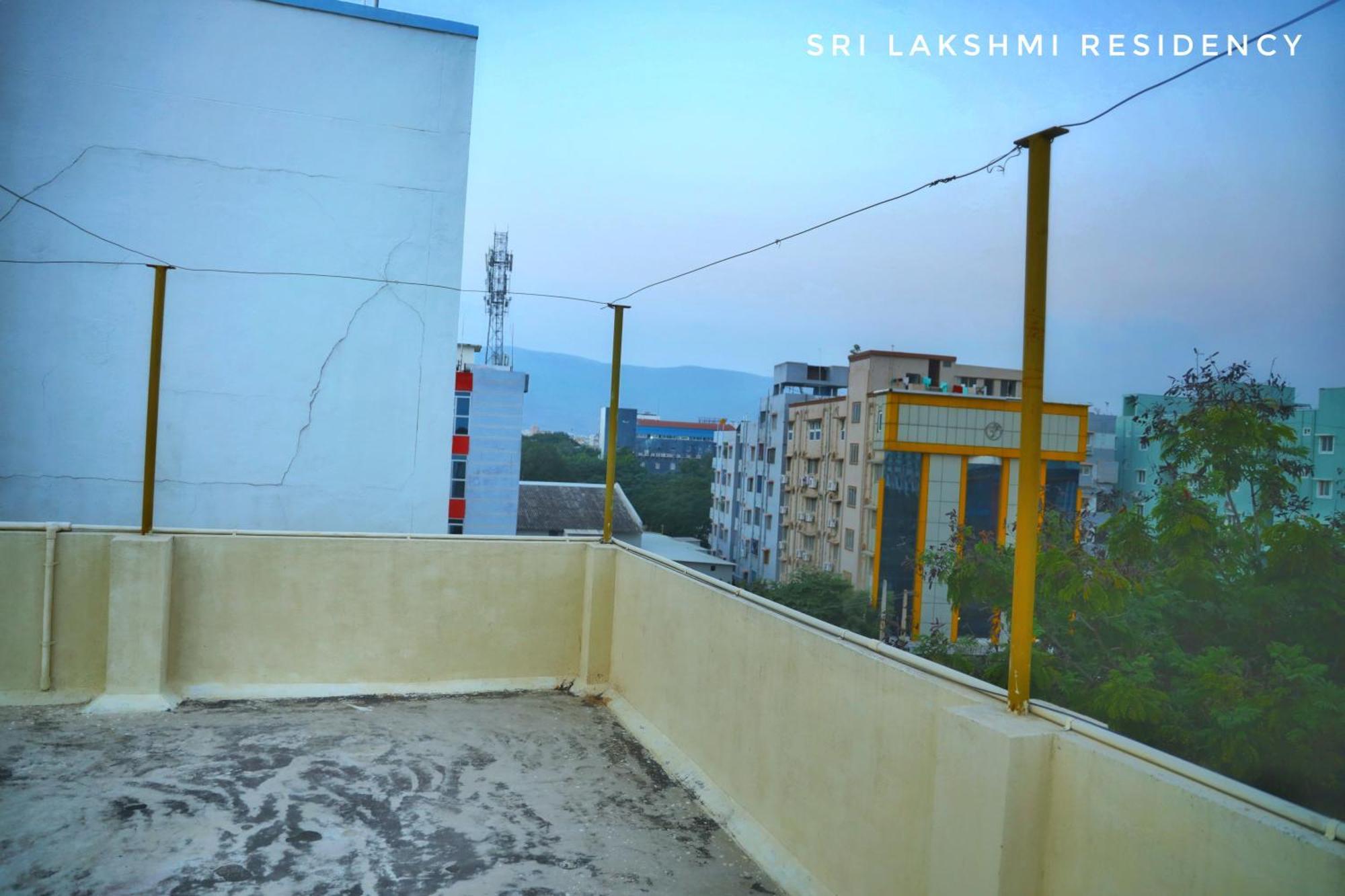 Отель Sri Lakshmi Residency Тирупати Экстерьер фото