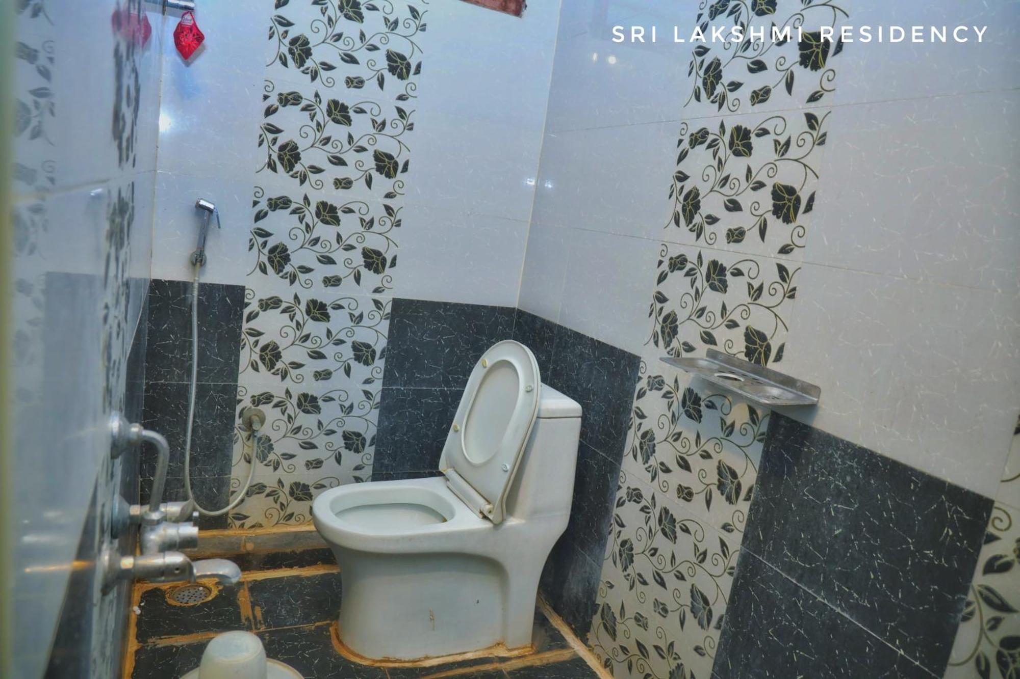 Отель Sri Lakshmi Residency Тирупати Экстерьер фото
