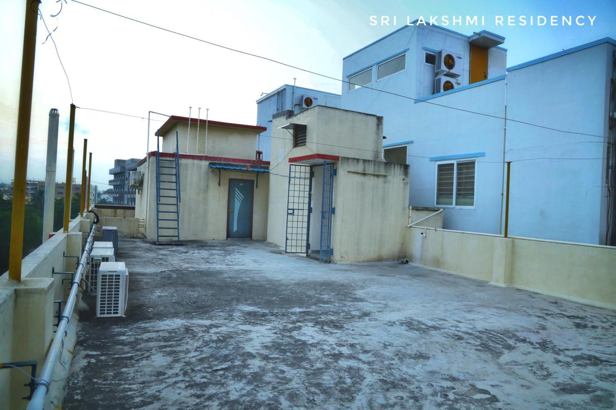 Отель Sri Lakshmi Residency Тирупати Экстерьер фото